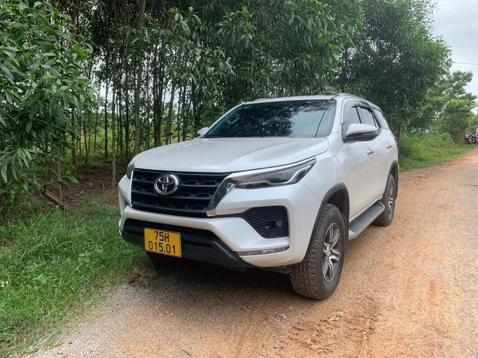 Xe Limousine Duy Tân Mặt trước xe Fortuner 7 chỗ