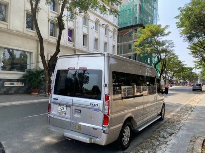 Xe Đà Lạt Tour Mặt sau xe Bên hông xe Limousine 9 chỗ