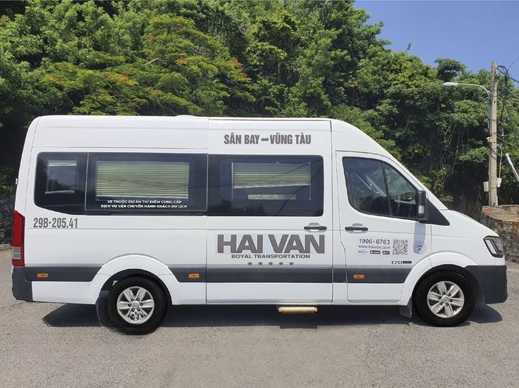 Xe Lovabus Bên hông xe Limousine 9 chỗ Royal