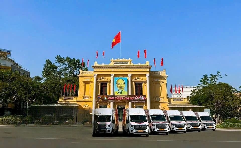 Xe Hoàng Phú Limousine Mặt trước xe 