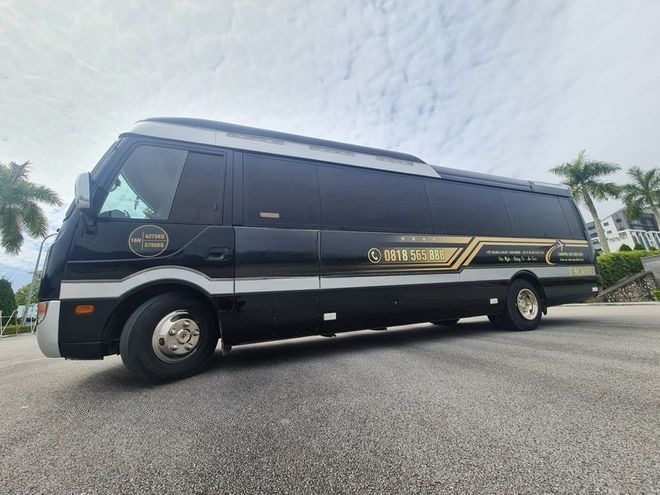 Xe Việt Ngân Luxury Limousine Bên hông xe Limousine 11 chỗ VIP
