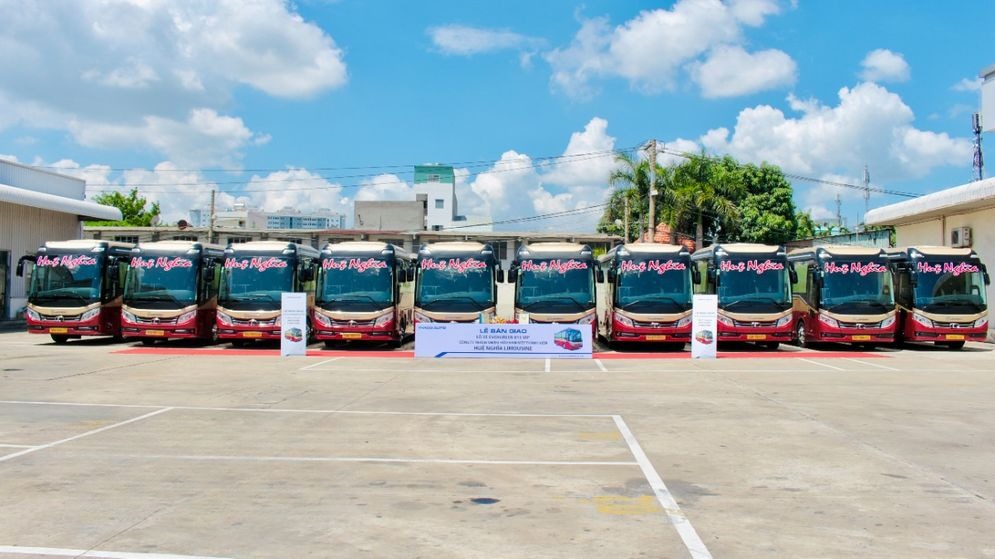 Xe Huệ Nghĩa Limousine Mặt trước xe Limousine 19 chỗ