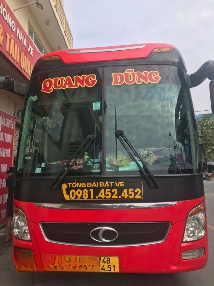 Xe Quang Dũng Opentour Mặt trước xe 