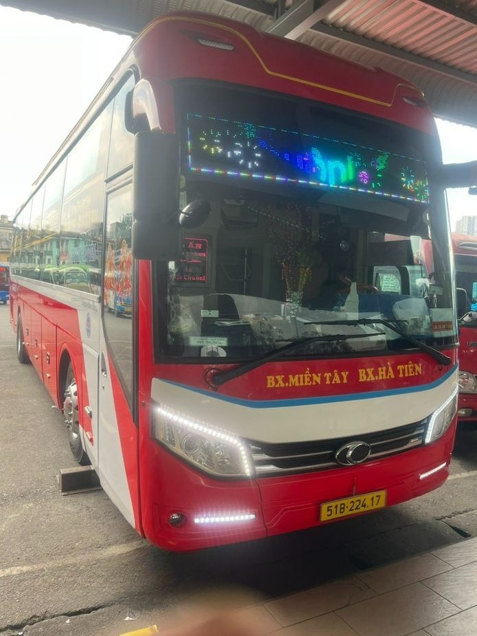Xe Chuônl Ẩn Mặt trước xe Limousine 24 Phòng
