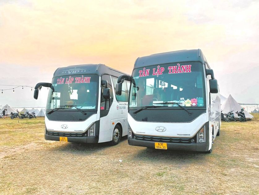 Xe Tân Lập Thành Mặt trước xe Bên hông xe Ghế ngồi 28 chỗ THACO