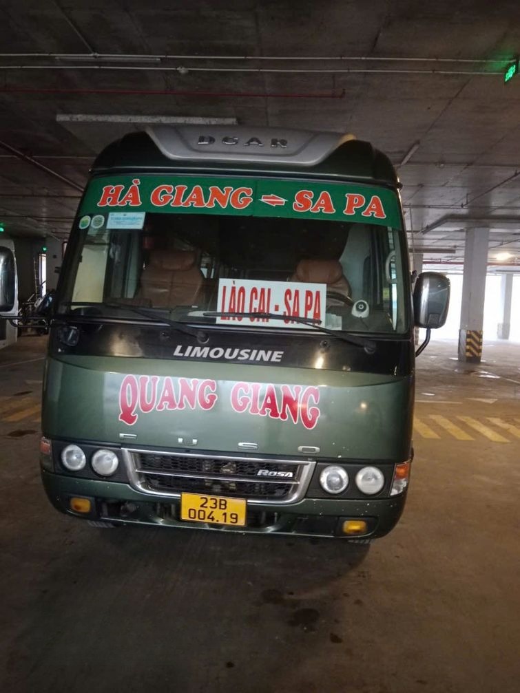 Xe Quang Giang (Hà Giang) Mặt trước xe Limousine 20 chỗ