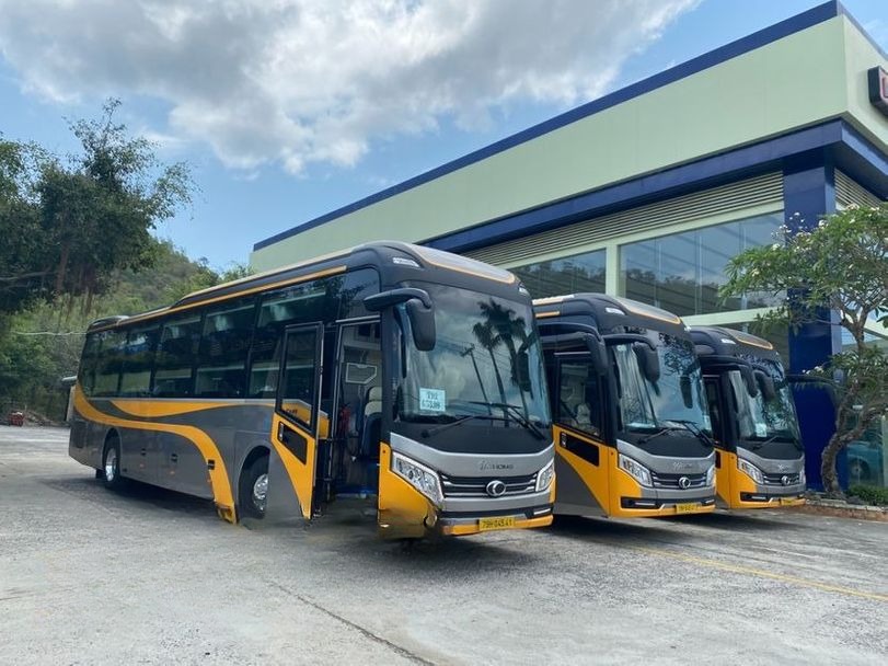 Xe Hà Linh NT Bên hông xe Limousine 32 Phòng Đơn (WC)
