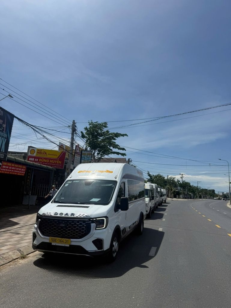 Xe Dũng Huyền Limousine Bên hông xe Mặt trước xe Limousine 11 chỗ