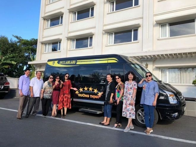 Xe Trường Thịnh Limousine Bên hông xe Limousine 9 chỗ