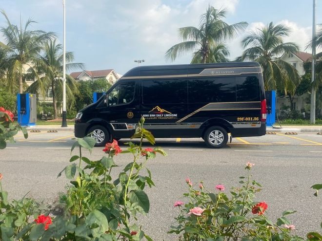 Xe Ninh Bình Excursion Transport Bên hông xe Limousine 11 chỗ VIP