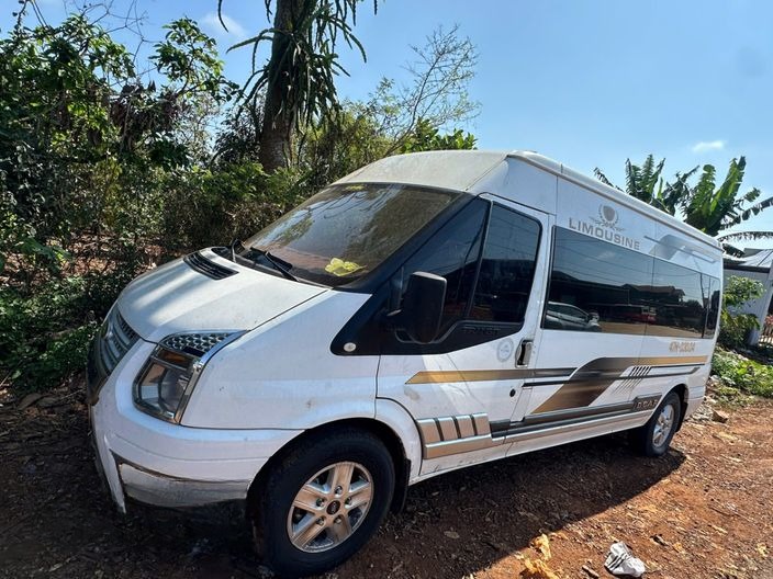 Xe Lovabus Mặt trước xe Bên hông xe Limousine 9 chỗ