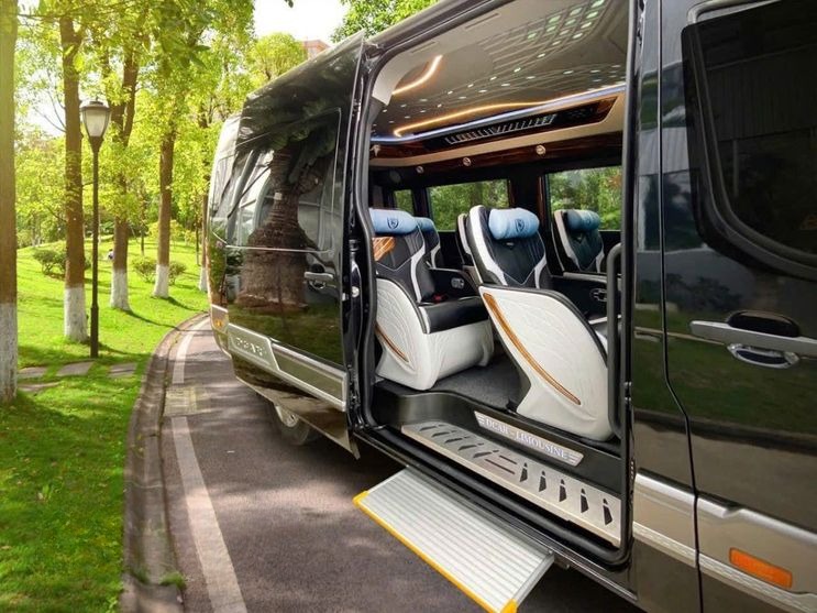 Xe Khang Vy Limousine Bên hông xe Limousine 11 chỗ