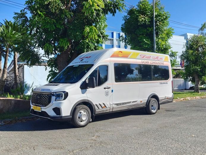 Xe Đất Mới Limousine VIP Bên hông xe Limousine 11 chỗ