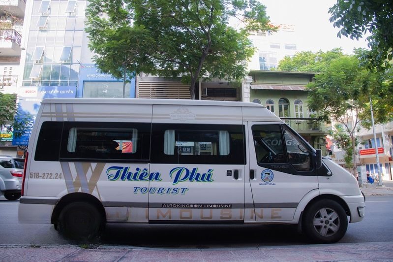 Xe Thiên Phú Limousine Bên hông xe Limousine 9 Chỗ