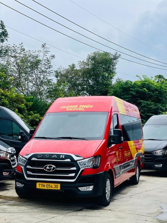 Xe Trọng Thủy Travel Mặt trước xe Limousine 9 chỗ