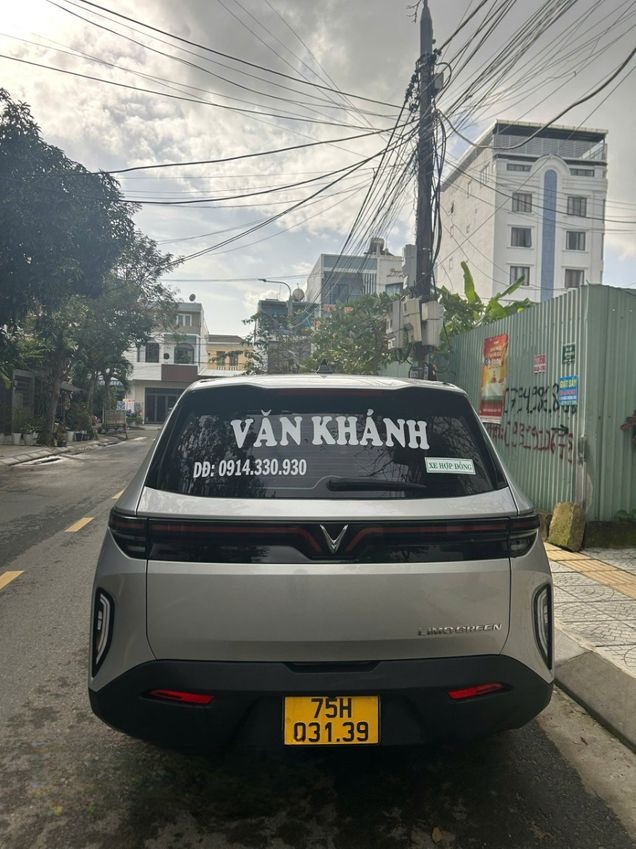 Xe Văn Khánh Mặt sau xe Xe 7 chỗ Limogreen