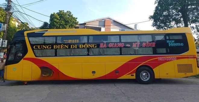 Xe Công Thắng (Hà Giang) Bên hông xe Limousine giường phòng 22 chỗ
