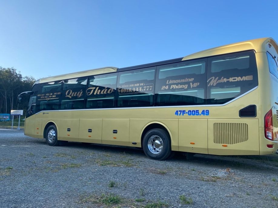 Xe Quý Thảo (Đắk Lắk) Bên hông xe Limousine 24 Phòng