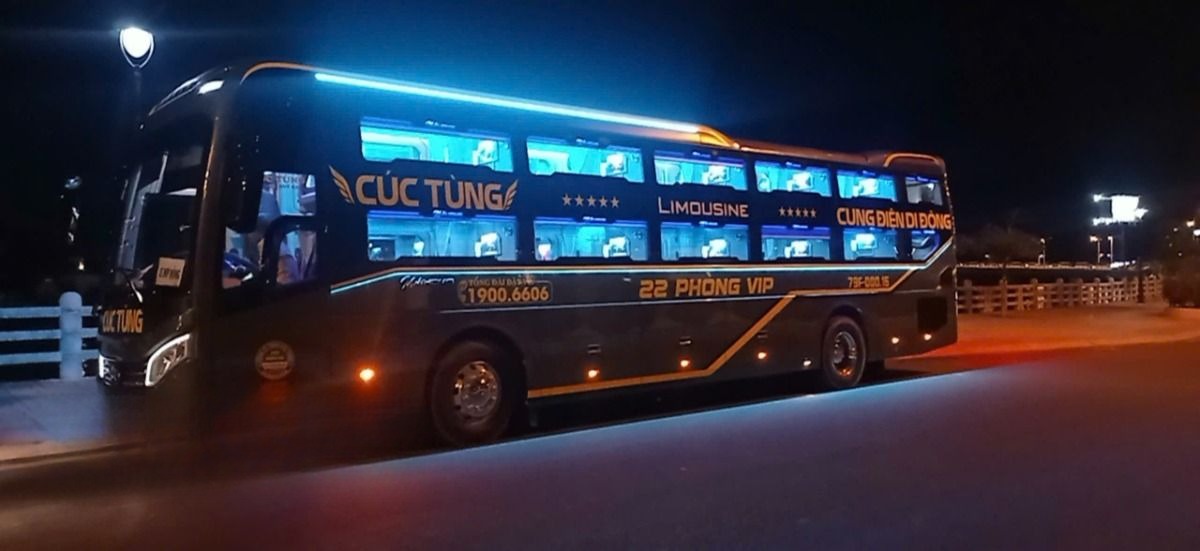 Xe Cúc Tùng Limousine Bên hông xe Limousine giường nằm 22 chỗ (WC)
