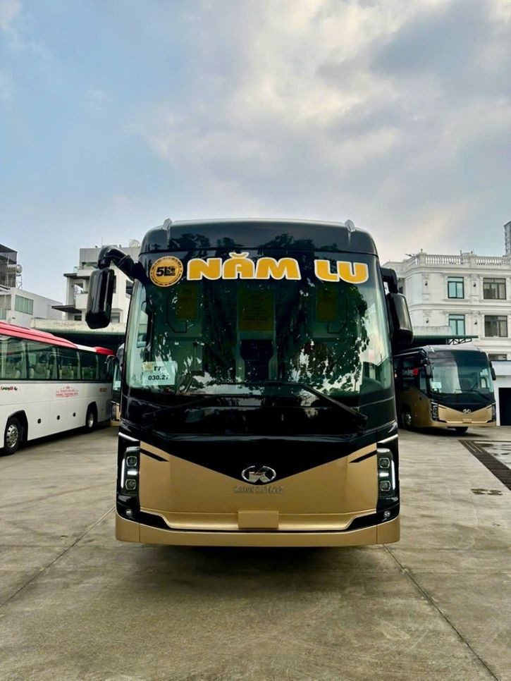Xe Năm Lu  Mặt trước xe Limousine 24 Phòng 