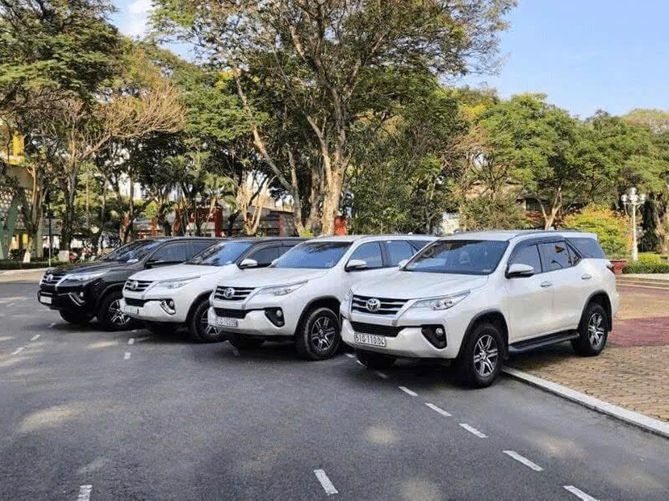 Xe Rin Hà Limousine Mặt trước xe Bên hông xe Xe 7 chỗ
