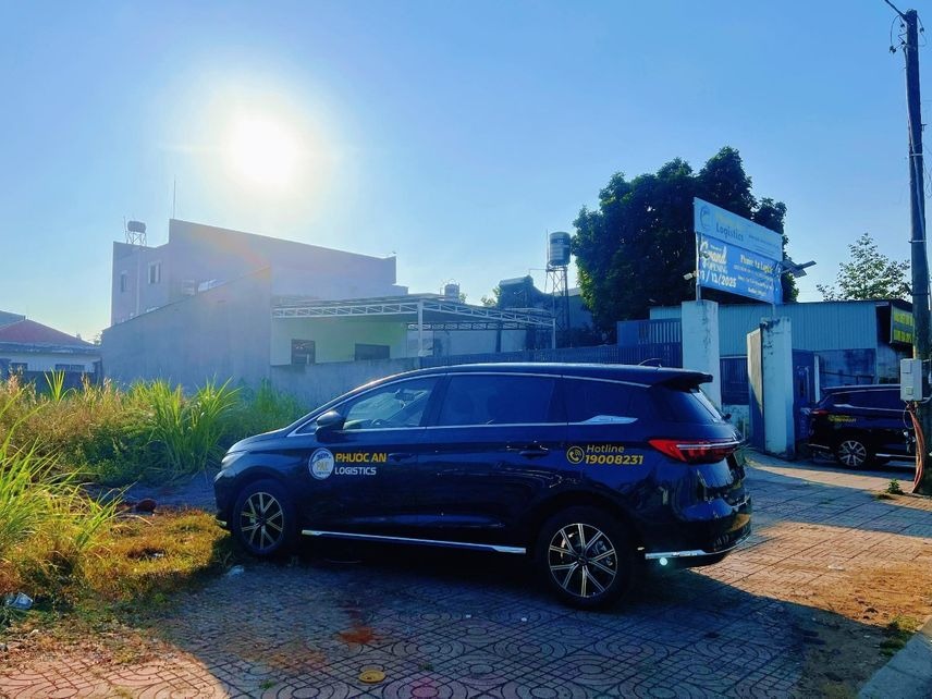 Xe Phước An Logistics Bên hông xe Xe điện 7 chỗ BYD