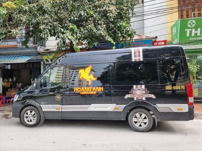 Xe Hoàng Anh Limousine Bên hông xe Limousine 11 chỗ VIP