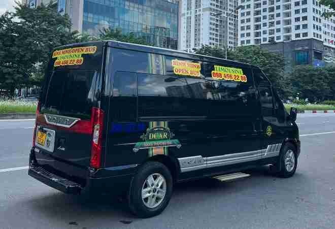 Xe Bình Minh (Mộc Châu Travel) Bên hông xe Limousine 9 chỗ 