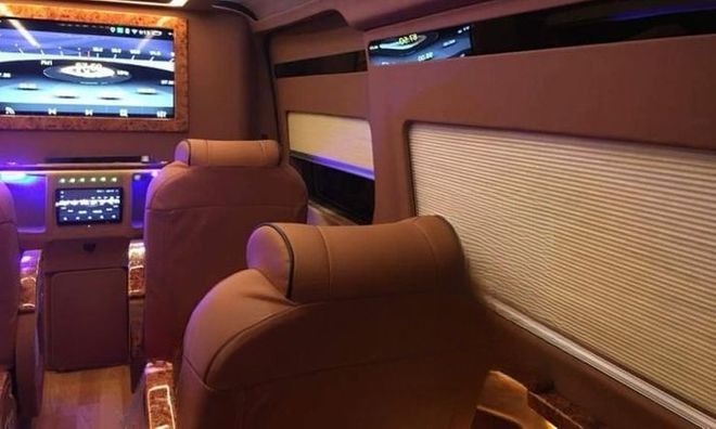Limousine 9 chỗ VIP Pháp Việt Limousine