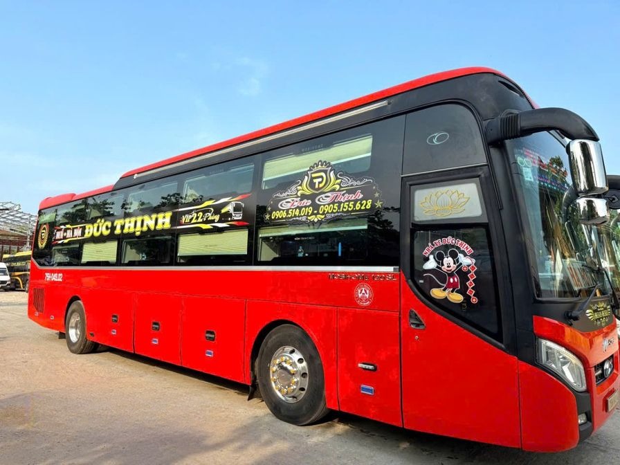 Xe Đức Thịnh Limousine Mặt trước xe Bên hông xe 