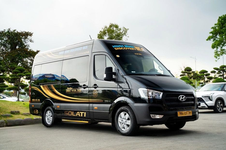 Xe Ninh Bình Discovery Bus Mặt trước xe Bên hông xe Limousine 11 chỗ