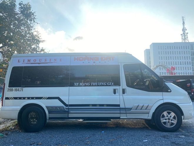 Xe Hoàng Đạt Luxury Bên hông xe Limousine 9 chỗ