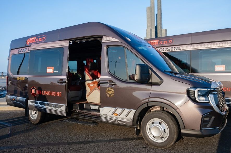 Xe BB Limousine Bên hông xe Limousine 12 chỗ