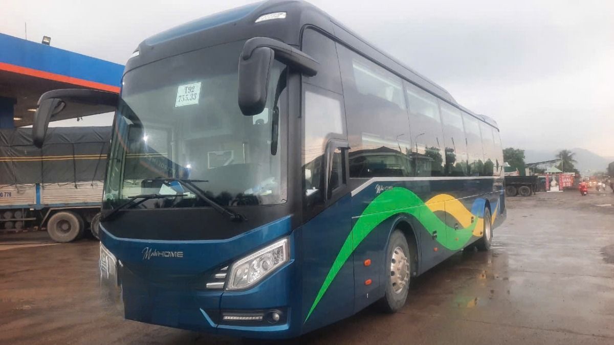 Xe Hoàng Long Limousine  Mặt trước xe Bên hông xe Giường nằm 40 giường