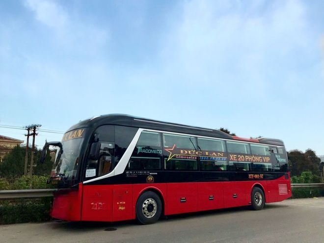Xe Đức Lan Bên hông xe Limousine 20 phòng VIP (WC)