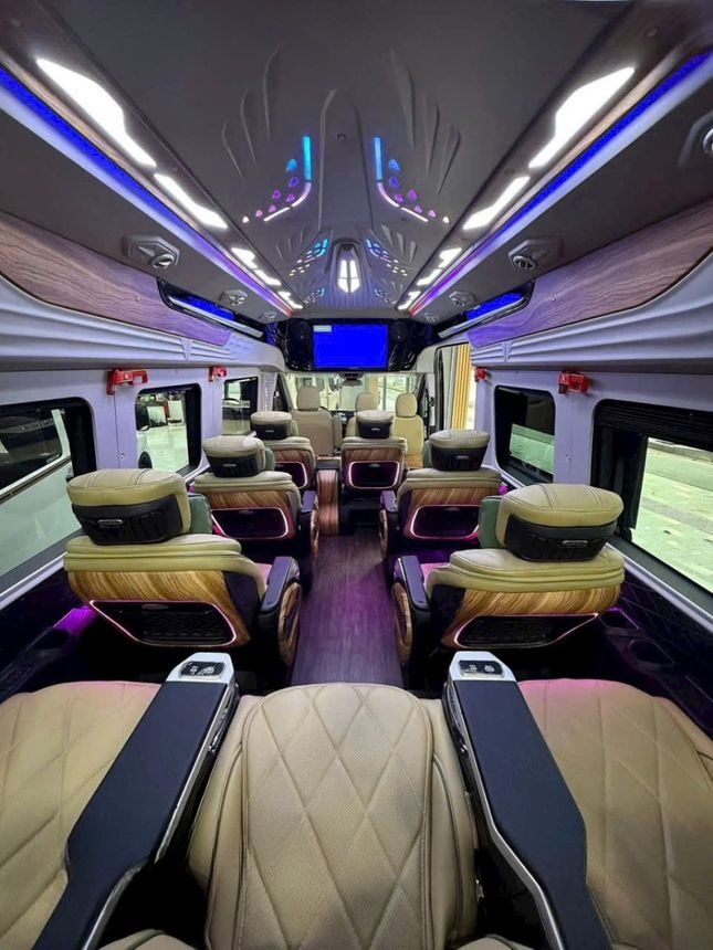 Xe Hoàng Thủy Mặt sau xe Nội thất Tiện ích Limousine 11 chỗ