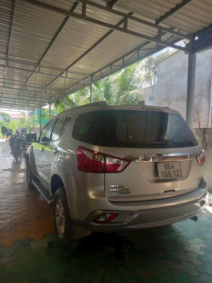Xe Thủy Hà Linh Mặt sau xe Fortuner 7 chỗ