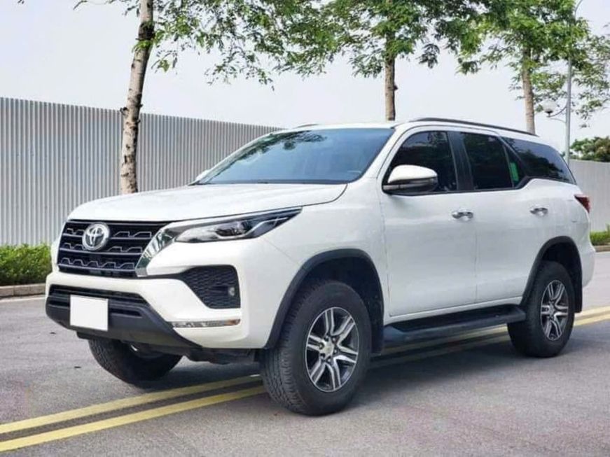 Xe Lovabus Mặt trước xe Bên hông xe Fortuner 7 chỗ