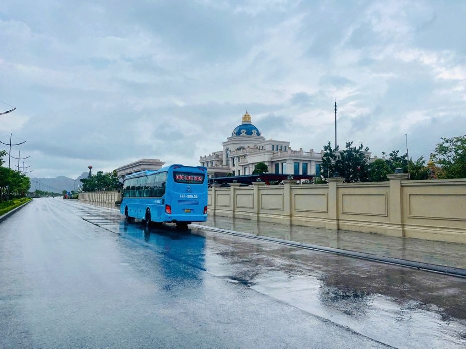 Xe Đức Duy Bus Mặt sau xe Limousine 34 phòng