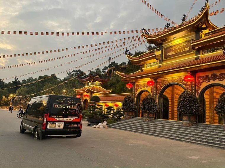 Xe Tùng Tuấn Limousine Mặt sau xe Limousine 9 chỗ