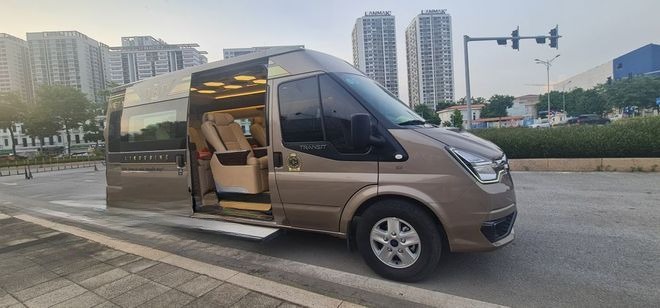 Xe Việt Ngân Luxury Limousine Bên hông xe Limousine 9 chỗ