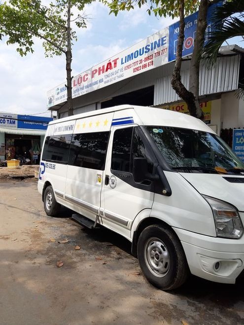 Xe Lovabus Bên hông xe Limousine 9 chỗ VIP