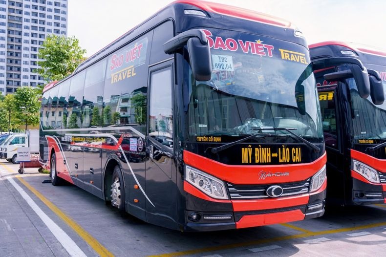 Xe Sao Việt Bên hông xe Limousine giường phòng 21 chỗ