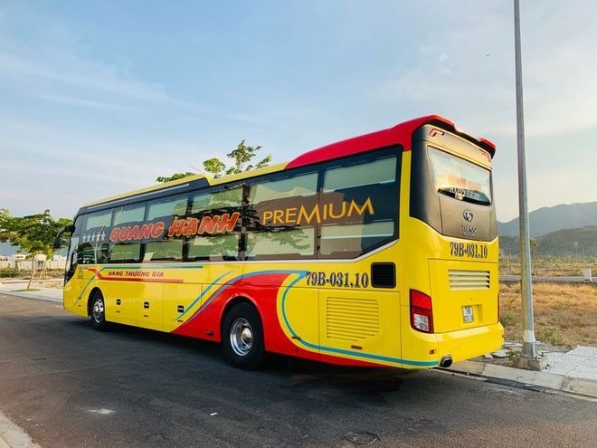 Xe Lovabus Mặt sau xe Bên hông xe Limousine 22 phòng