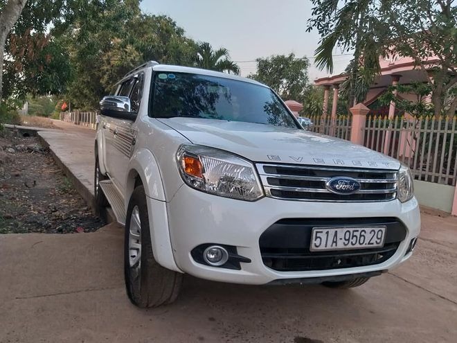 Xe Thủy Hà Linh Mặt trước xe Bên hông xe Fortuner 7 chỗ