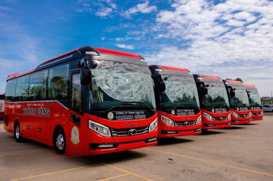 Xe Thành Công Mặt trước xe Bên hông xe County 29 chỗ