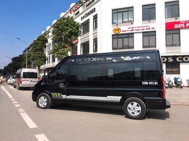 Xe Limousine AB  Bên hông xe Limousine 9 chỗ VIP