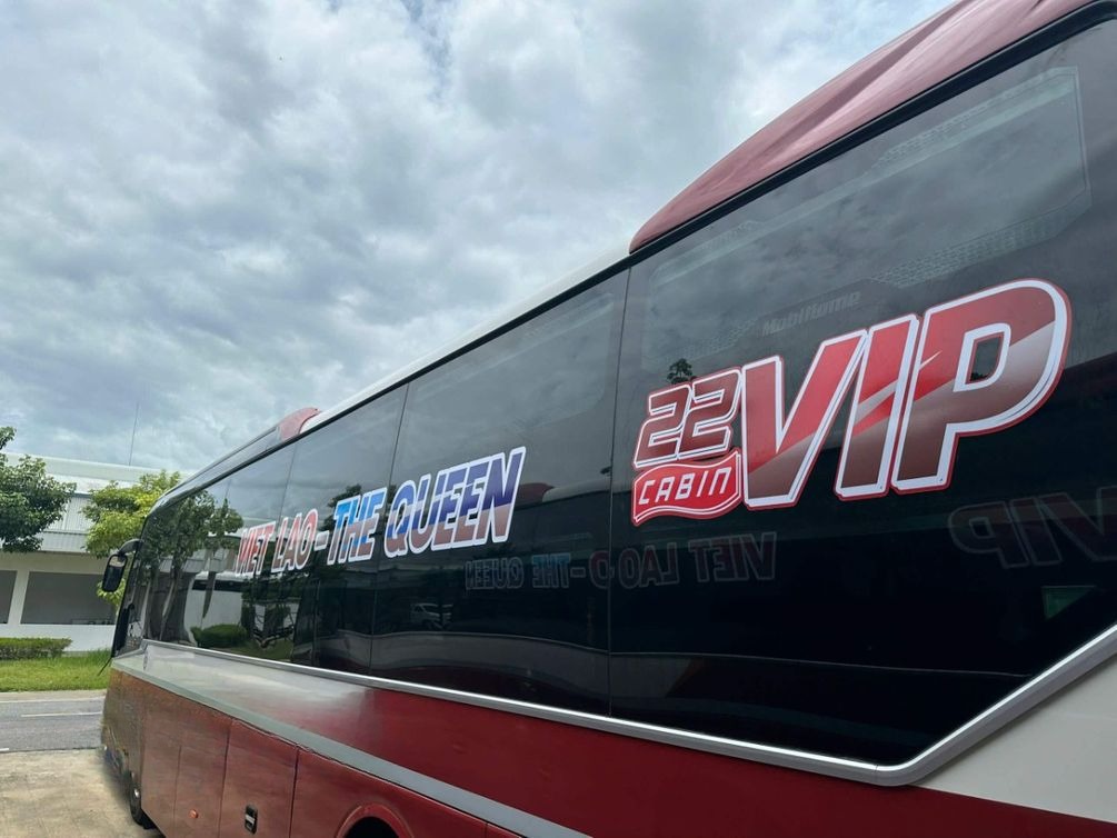 Xe Việt Lào (Đà Nẵng) Bên hông xe Limousine 24 phòng VIP