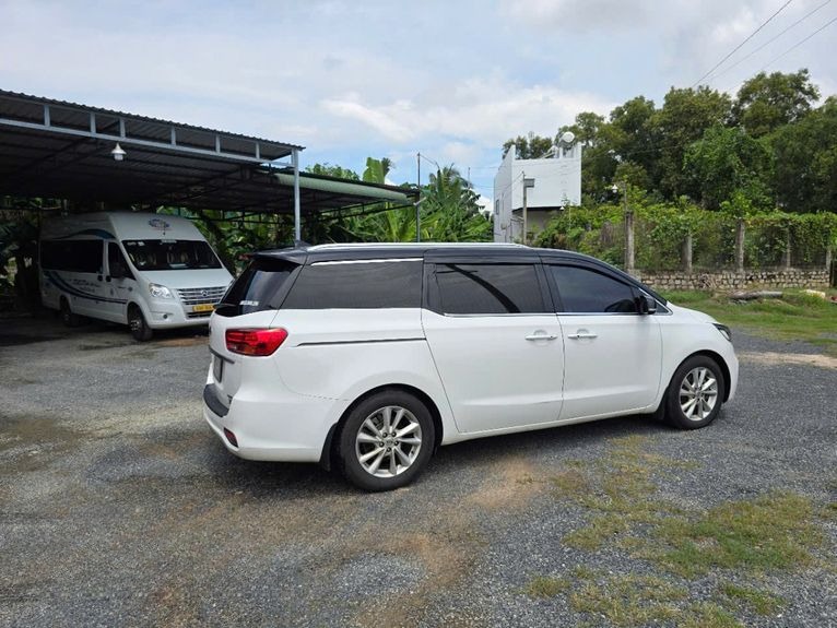 Xe Kim Thành (Lagi) Bên hông xe Sedona 8 chỗ