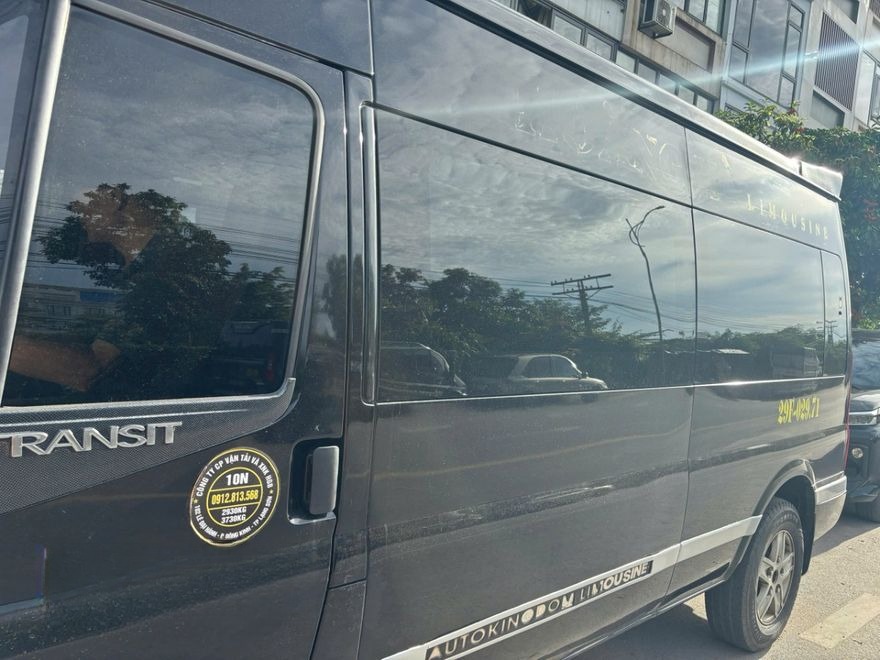 Xe Lovabus Bên hông xe Limousine 9 chỗ